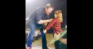 Blake Shelton singt "Hell Right" im Duett mit einem 5-jährigem Fan bei einem Konzert in San Diego 