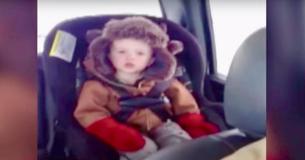 Lieber Junge fragt Papa um Erlaubnis, bevor er im Auto schlafen geht