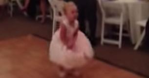 La jeune fille de fleurs danse devant la foule, puis quand la chanson change, tout le monde applaudit