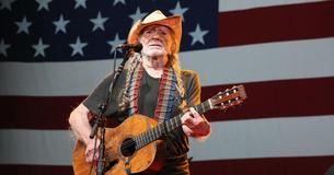 Willie Nelson zu Tränen gerührt, als er bei der RodeoHouston-Show mit "Always On My Mind" auftrat