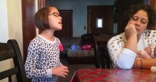 Une fillette de 9 ans fait une performance sur "How Great Thou Art" dans sa cuisine et étonne avec sa voix semblant venir d'un autre monde