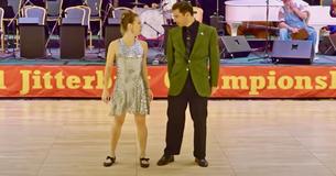 Un couple fait preuve d'une attitude intrépide avec une danse très intense