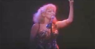 Bette Midler e la sua indimenticabile performance live di "The Rose"