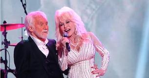 Dolly Parton canta "I Will Always Love You" come tributo a Kenny Rogers al suo concerto d'addio