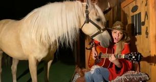 Shania Twain Singing To Her Horse Has Turned Into New At-Home Anthem