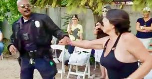 Poliziotto si ferma a un festival di musica e diventa l'anima della festa con le sue impressionanti mosse di salsa
