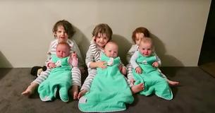 Une maman peut à peine se fier à ses yeux après un Papa champion prépare lui-même ses six bébés pour le lit.