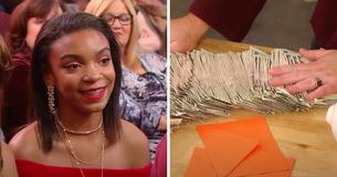 Une adolescente économise les billets de cinq dollars qu'elle a accumulés pendant un an en faisant des corvées et se retrouve avec bien plus que prévu