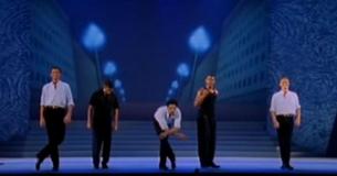 Le public s'attend à une chorégraphie normale de Riverdance, mais regardez bien les danseurs en noir