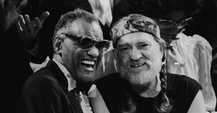 Willie Nelson et Ray Charles divertissent le public avec leur duo de "Seven Spanish Angels"