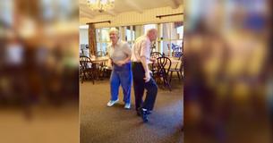 Un couple de personnes âgées écoute sa chanson préférée et transforme un restaurant en salle de danse