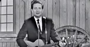Willie Nelson zingt "Hello Walls" in zeldzame beelden zoals we hem nog nooit gezien hebben