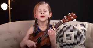 L'interprétation d'une chanson d'Elvis par une jeune fille de 6 ans est juste incroyable