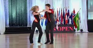 Des jeunes danseurs de swing obtiennent la première place avec une performance éblouissante