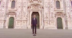 Andrea Bocelli chante"Amazing Grace" devant un Duomo vide à Milan