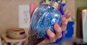 Met de hulp van een zaklamp vindt vrouw verborgen plek in blauw ornament dat ze voor €1,50 had gekocht bij een discountwinkel