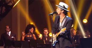 Bruno Mars eert Sting met uitvoering van 'Message In A Bottle' en 'So Lonely'