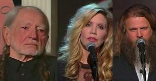 Willie Nelson viene sopraffatto dalle lacrime quando i suoi amici gli dedicano "Seven Spanish Angels"