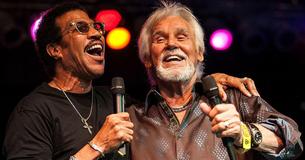 Radio's spelen 'Goodbye,' een opnieuw opgedoken nummer van Kenny Rogers, geschreven door vriend Lionel Richie