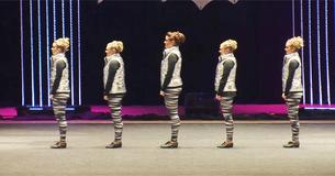Cinq filles montent sur scène et vole la vedette avec leur spectacle de clogging lors d'un championnat