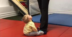 Un jeune enfant a une réaction adorable en écoutant du violon pour la première fois