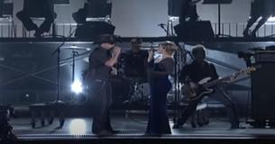 Jason Aldean och Kelly Clarksons 'Don't You Wanna Stay' uppträdande får publiken upp på sina fötter