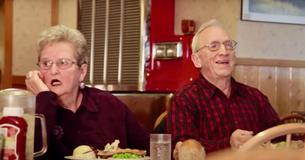 Ouder koppel doet per ongeluk grappige tv-commercial voor lokaal restaurant