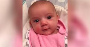 Baby van 8 weken oud babbelt woordjes tegen mama