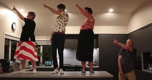Une famille exécute une danse incroyable lors du confinement