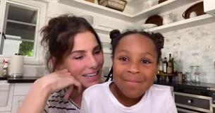 Sandra Bullock se confie à l'infirmière dans une vidéo surprise avec sa fille Laila: "Je me prosterne devant vous et votre famille".