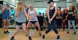 Des filles assistent à un cours de danse, puis leurs mères s'incrustent à la chorégraphie et volent la vedette