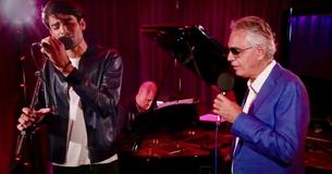 Andrea Bocelli interprète la "Perfect Symphony" d'Ed Sheeran avec Son Matteo et les fans en redemandent