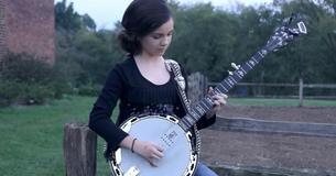 Une jeune fille de 12 ans fait une reprise parfaite de "Foggy Mountain Breakdown" en jouant sur un banjo