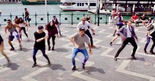 Deux hommes dansent sur "Uptown Funk", puis la performance se transforme en une flash mob géante