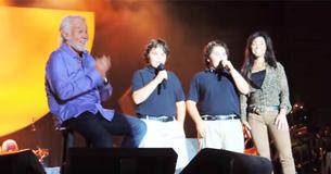 Kenny Rogers pleure de fierté alors que ses jumeaux le rejoignent sur scène et lui chantent une chanson