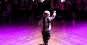 Un jeune enfant écoute son morceau préféré d'Elvis et précipite sur la piste de danse pour rendre hommage au King