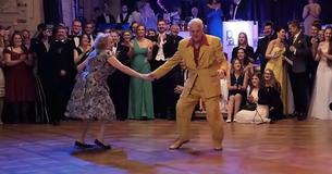 Un couple de seniors vole la vedette avec leur routine rock de boogie woogie swing