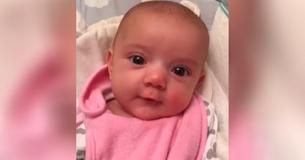8 weken oude baby praat en mama kijkt verbaasd om