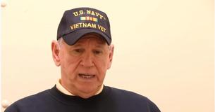 Jóvenes marines le mostraron su respeto a un veterano de la Guerra de Vietnam,  y casi lo hacen llorar