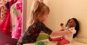 Esta niña blanca quería una muñeca negra, y la cajera de la tienda le preguntó por qué