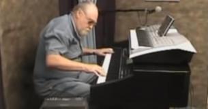 Un homme âgé fait passer le Boogie Woogie au niveau supérieur