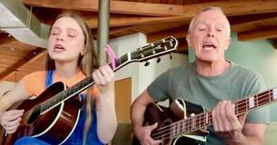 Le chanteur du groupe Tears for Fears interprète "Mad World" avec sa fille et c'est extraordinaire