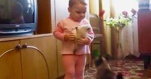 Moederkat "redt" haar kitten uit peuterarmen
