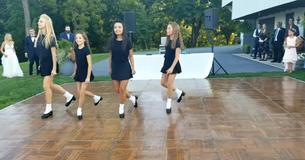 Des filles se mettent à faire une danse irlandaise lors d'un mariage jusqu'à ce que la marié vienne sur scène et vole la vedette