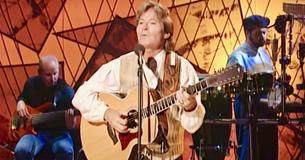 John Denver monte sur scène et plonge les spectateurs dans l'admiration d'une légende