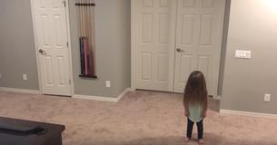 Une petite fille veut danser, alors ses frères aînés se joignent à la danse pendant que leur maman enregistre