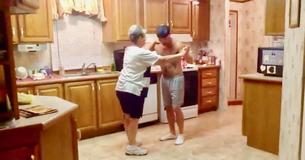 Un fils saisit la main de sa mère pour offrir aux internautes un beau moment de danse
