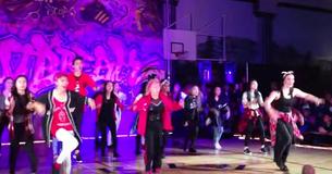 Des étudiants font une routine de "Uptown Funk", mais leur professeur de 60 ans leur vole la vedette