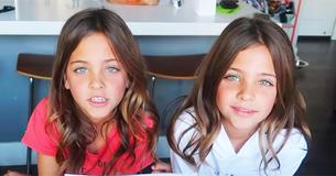Les vraies jumelles nées en 2010 ont grandi et ressemblent à Jennifer Aniston