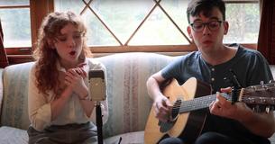 Un duo musical interprète de façon étonnante la chanson "Crazy" de Patsy Cline